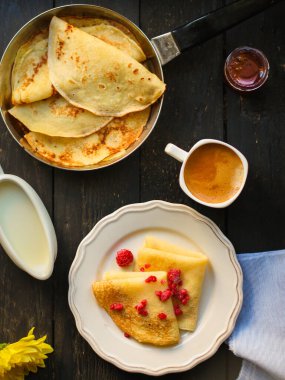 Donmuş ahududu ve kahveyle krep.