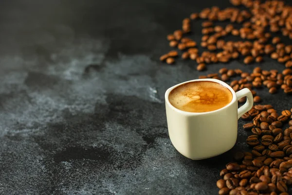 Kopp Kaffe Med Bönor Mörk Bakgrund — Stockfoto