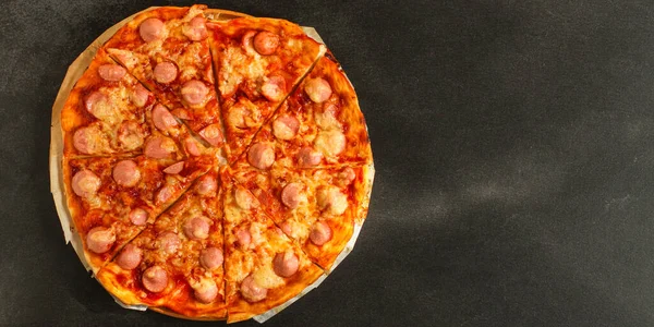 Пицца Сосисками Сыром Томатным Соусом Черном Фоне — стоковое фото