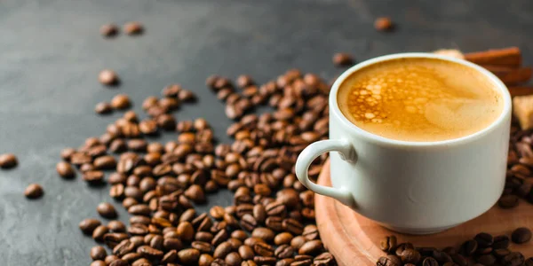黑咖啡底的咖啡豆 — 图库照片