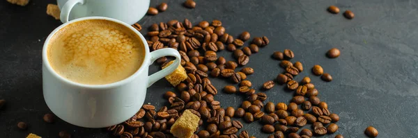 Twee Kopjes Koffie Met Bonen Donkere Achtergrond — Stockfoto