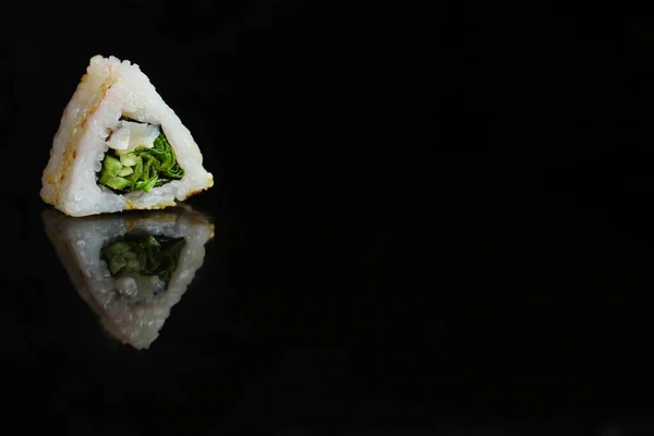 Närbild Läckra Sushi Som Svart Bakgrund — Stockfoto