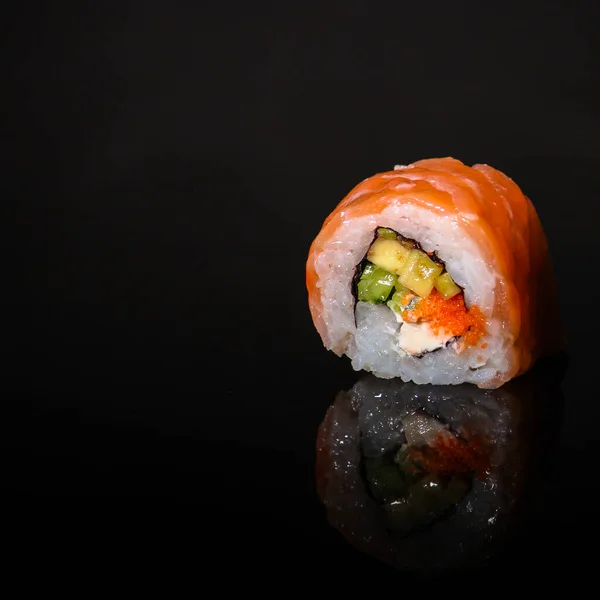 Närbild Läcker Sushi Svart Bakgrund — Stockfoto