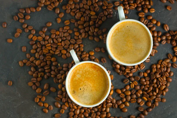 Zwei Tassen Kaffee Mit Bohnen Auf Dunklem Hintergrund — Stockfoto
