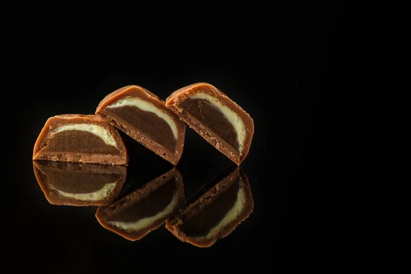 초콜릿 사탕을 반으로 접어서 — 스톡 사진