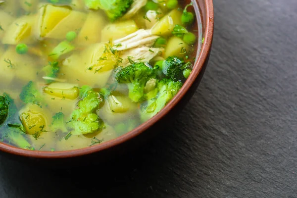 Soep Met Broccoli Aardappel Kippenvlees Erwten — Stockfoto