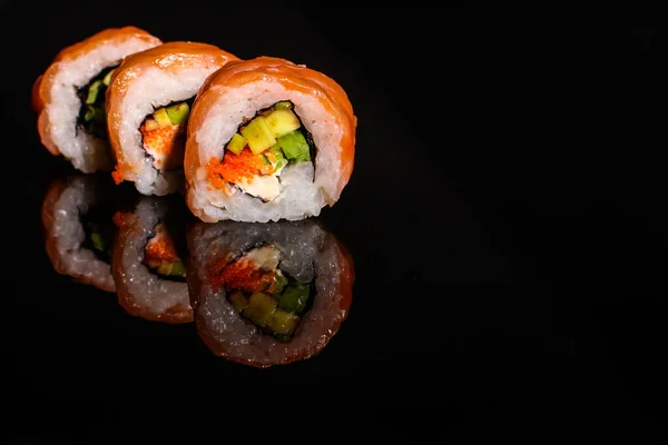 Nahaufnahme Von Köstlichem Sushi Auf Schwarzem Hintergrund — Stockfoto