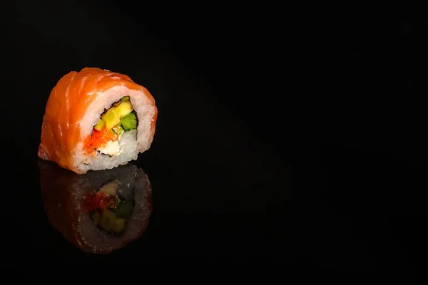 Vista Cerca Del Delicioso Sushi Sobre Fondo Negro — Foto de Stock