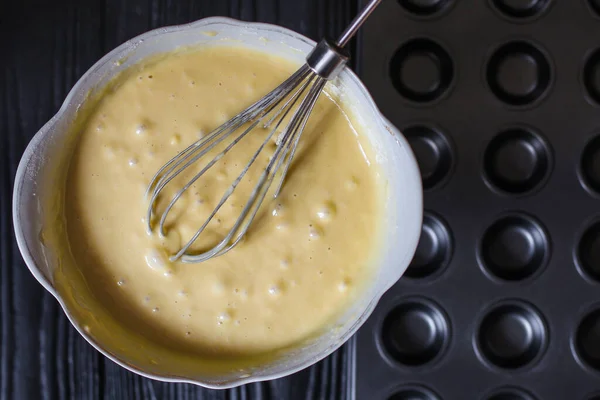 自家製バターケーキにクリームと泡立て器 — ストック写真