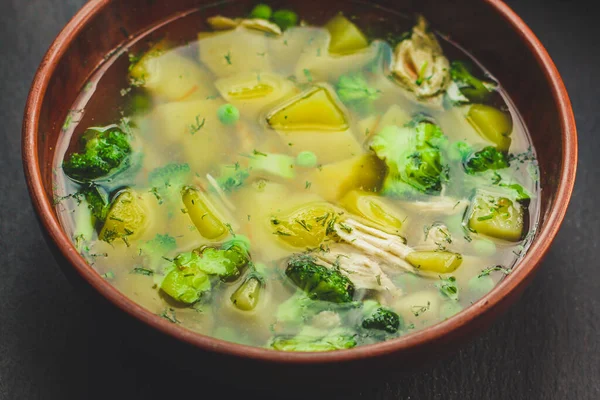 Sopa Com Brócolis Batata Carne Frango Ervilhas — Fotografia de Stock