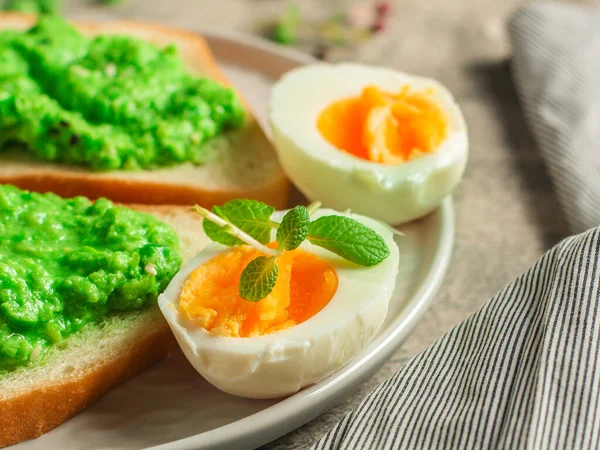 Sandwiches Mashed Peas Boiled Egg Halves — ストック写真