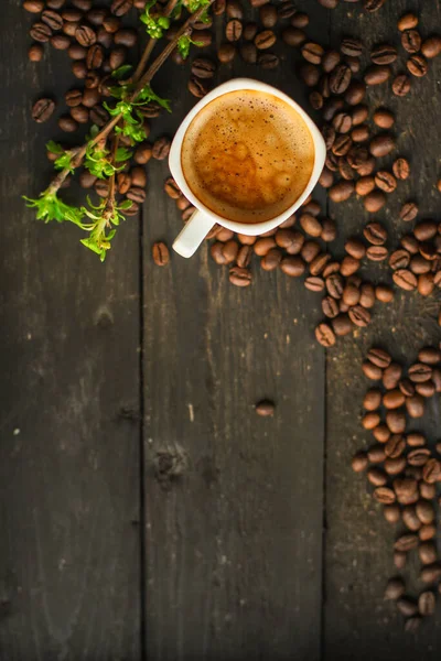 Zblízka Šálek Kávy Semeny Dřevěném Pozadí — Stock fotografie