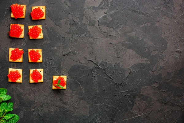 Caviale Rosso Cracker Sfondo Scuro — Foto Stock