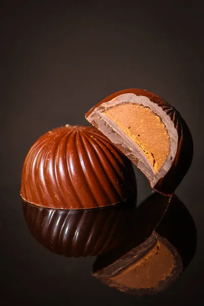Nahaufnahme Von Süßen Leckeren Schokoladenbonbons Auf Schwarzem Hintergrund — Stockfoto