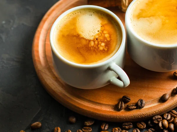 Två Koppar Kaffe Med Bönor Mörk Bakgrund — Stockfoto
