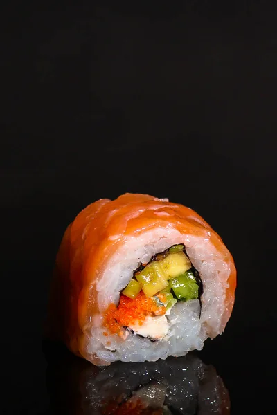Närbild Läcker Sushi Svart Bakgrund — Stockfoto