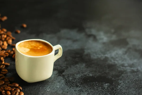 Tasse Café Avec Des Haricots Sur Fond Sombre — Photo