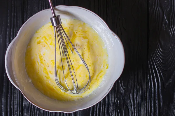 自制的鸡蛋和面粉烘焙蛋糕 — 图库照片