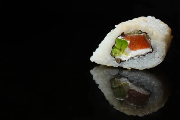 Närbild Läckra Sushi Som Svart Bakgrund — Stockfoto