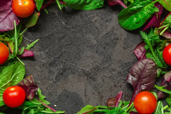 Verdura Mezclan Con Los Tomates Acercan Fondo Oscuro — Foto de Stock