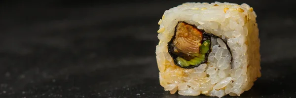 Närbild Läckra Sushi Som Svart Bakgrund — Stockfoto