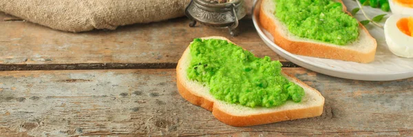 Sandwiches Mashed Peas Boiled Egg Halves — Stock Photo, Image