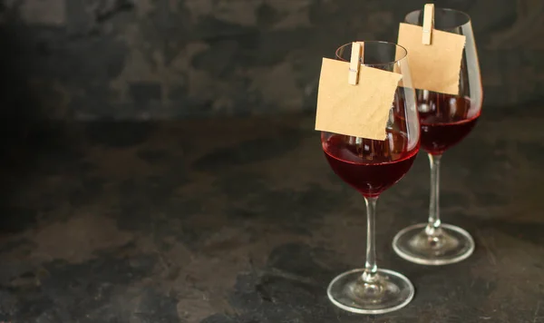 Vinho Tinto Uma Taça Champanhe Uma Mesa Madeira — Fotografia de Stock