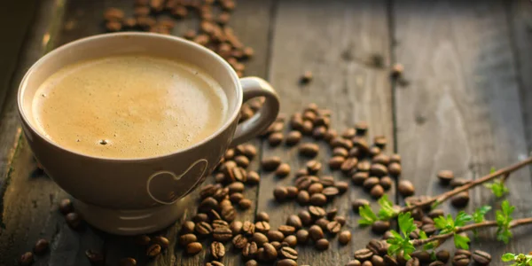 Закрыть Чашку Кофе Семенами Деревянном Фоне — стоковое фото
