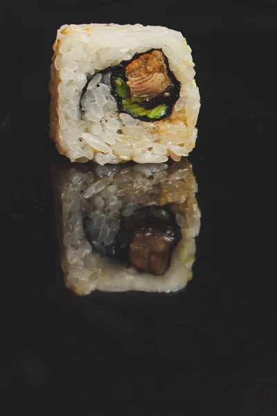 Vista Vicino Delizioso Sushi Impostato Sfondo Nero — Foto Stock