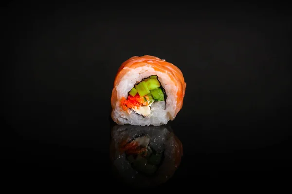 Närbild Läcker Sushi Svart Bakgrund — Stockfoto