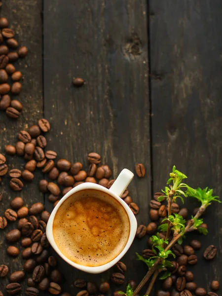 Tutup Cangkir Kopi Dengan Biji Pada Latar Belakang Kayu — Stok Foto