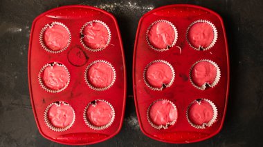 Çiğ pembe hamur kekleri hazırlama 