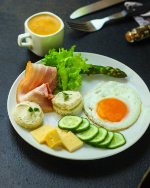 Sebze ve jambonlu ev yapımı yumurta.