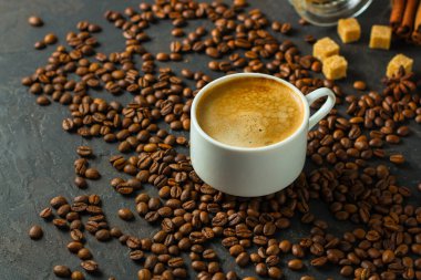 Siyah arkaplanlı kahve fincanını kapat.