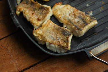 Kızarmış ya da ızgara balık.