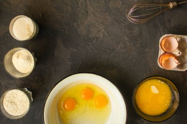 Hamur hazırlama malzemelerinin üst görünümü