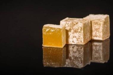 Türk lokumu, siyah arka planda tatlılar (tatlı tatlılar) lokum. Yemek geçmişi. Yakın çekim görüntüsü. Boşluğu kopyala