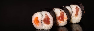 Siyah arka planda lezzetli suşinin yakın plan görüntüsü.