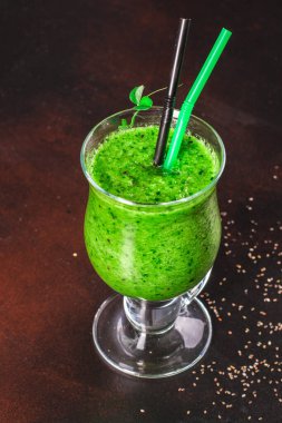 Cam bardakta yeşil elma püresi