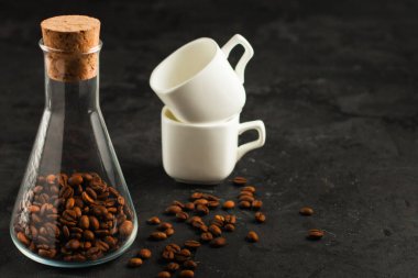 Tahta bir fincanda kahve çekirdekleri.