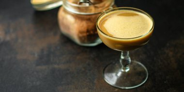 Bir bardak sıcak kahve. Yakın çekim.