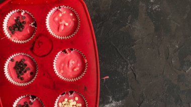 Çiğ pembe hamur kekleri hazırlama 