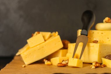 Tahtada çeşitli peynir ve fındıklar var. 