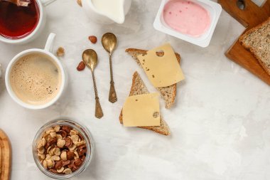 Kahvaltı için servis edilen masadaki üst manzara. 