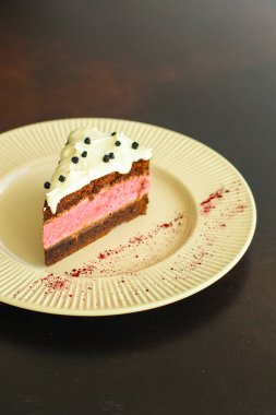 Pastayı tabağa koy. 