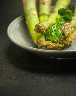 Koyu arkaplanda taze yeşil kuşkonmaz.. 