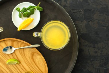 Ballı narenciye çayı. Yakından.