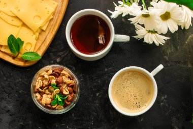 Kahvaltı için servis edilen masadaki üst manzara. 