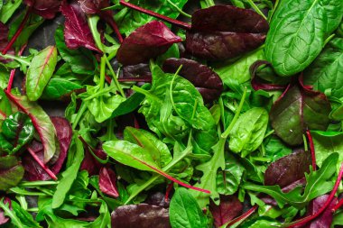 Yapraklar birbirine karışır