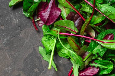 Yapraklar birbirine karışır